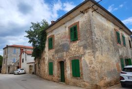 Istra, Svetvinčenat, samostojeća kuća sa dvorištem pored Kaštela, Svetvinčenat, House