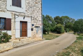 Poreč okolica: Autohtona kamena kuća na brežuljku, Poreč, House