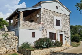 Poreč okolica: Autohtona kamena kuća na brežuljku, Poreč, House