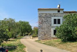 Poreč okolica: Autohtona kamena kuća na brežuljku, Poreč, House