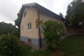 Brinje, kuća 180 m2 sa okućnicom, Brinje, بيت