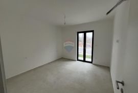 Dvosobni stan s okućnicom u novogradnji u Poreču, Poreč, Appartment