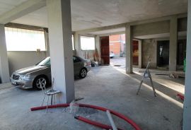 Viškovo, Dovičići, predivna kuća 520m2 s dva stana, velikom garažom i urednom okućnicom., Viškovo, House