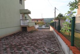 Viškovo, Dovičići, predivna kuća 520m2 s dva stana, velikom garažom i urednom okućnicom., Viškovo, Famiglia