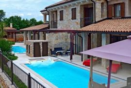 OTOK KRK-MALINSKA kamena villa sa dva stana i bazenima blizu mora, Malinska-Dubašnica, House