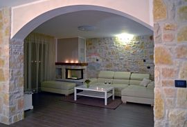 OTOK KRK-MALINSKA kamena villa sa dva stana i bazenima blizu mora, Malinska-Dubašnica, House