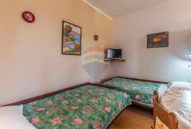 Prematura, kuća sa 7 apartmana i predivnom okućnicom, Medulin, House