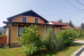 Ogulin, kuća sa poslovnim prostorom, blizina centra, Ogulin, Casa