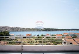 Otok Rab, Barbat, potkrovlje s ogromnom terasom. Pogled na more., Rab, Kвартира