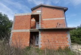 OTOK KRK,DOBRINJ-kuća sa tri apartmana i građevinskim terenom, Dobrinj, House