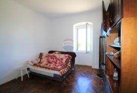 Rovinj,pola kuće s vrtom60m2 i poslovnim prostorom-otvoreni pogled na more-40m od mora, Rovinj, House