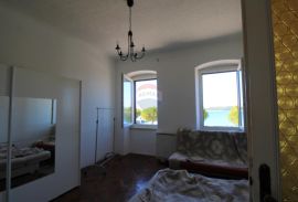 Rovinj,pola kuće s vrtom60m2 i poslovnim prostorom-otvoreni pogled na more-40m od mora, Rovinj, House