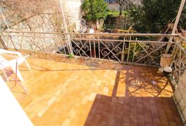 Rovinj,pola kuće s vrtom60m2 i poslovnim prostorom-otvoreni pogled na more-40m od mora, Rovinj, House