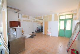 Rovinj,pola kuće s vrtom60m2 i poslovnim prostorom-otvoreni pogled na more-40m od mora, Rovinj, Haus