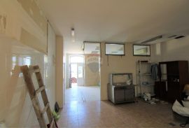 Rovinj,pola kuće s vrtom60m2 i poslovnim prostorom-otvoreni pogled na more-40m od mora, Rovinj, House