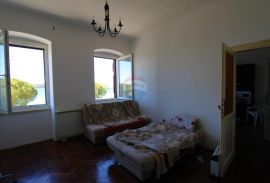 Rovinj,pola kuće s vrtom60m2 i poslovnim prostorom-otvoreni pogled na more-40m od mora, Rovinj, House