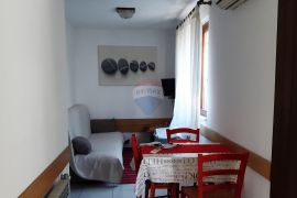 Istra, Poreč, samostojeća apartmanska kuća samo nekoliko minuta do centra grada - 617m2, Poreč, Maison