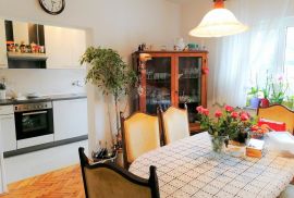 Opatija,Pobri,trosoban konforni stan s garažom,terasom i pogledom, Opatija - Okolica, Appartment