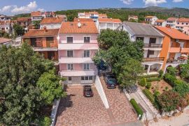 Crikvenica, kuća sa 5 apartmana, 150m udaljena od mora i plaže, Crikvenica, بيت