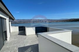 Otok Krk,Čižići, 2S+DB, 70 m2, bazen, na samom moru !!!, Dobrinj, Appartment