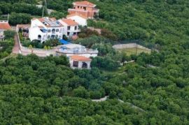 Jadranovo, villa sa 11 apartmana i s prekrasnim pogledom i zemljište od 8000 m2, Crikvenica, Famiglia