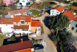 POREČ, MUGEBA - Kuća za adaptaciju s okućnicom 400m2, Poreč, Haus