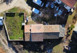 POREČ, MUGEBA - Kuća za adaptaciju s okućnicom 400m2, Poreč, House