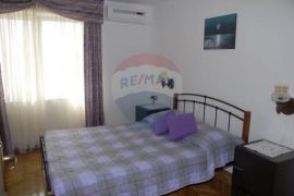 Sv. Juraj, Senj, kuća sa 4 apartmana, 1. red do mora, Senj, بيت