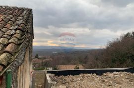 Pazin, Lupoglav, kamena kuća za adaptaciju s prostranim pogledom na cijelo mjesto, Lupoglav, Σπίτι