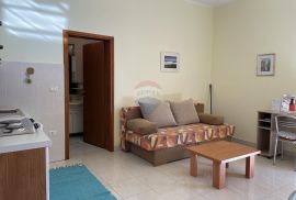 Premantura, kuća sa 5 apartmana, 100m od plaže, pogled more, Medulin, Famiglia