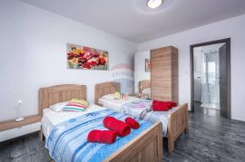 Pazin, okolica,  zanimljiva kuća na 11000 m2 okućnice, Pazin - Okolica, Casa