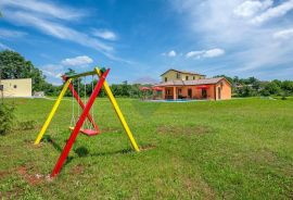 Pazin, okolica,  zanimljiva kuća na 11000 m2 okućnice, Pazin - Okolica, Kuća