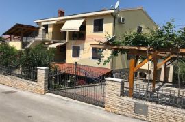 APARTMANSKA KUĆA 250 m OD PLAŽE, Medulin, Casa