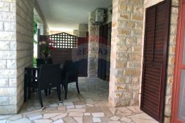 APARTMANSKA KUĆA 250 m OD PLAŽE, Medulin, House