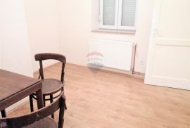 Karlovac; Zvijezda, djelomično renoviran stan od 70,96 m2 u starom centru grada, Karlovac, Appartement