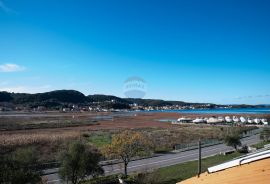 Otok Rab, ugostiteljski objekt 306m2 + apartmani na 2 etaže, 1. red do mora, Rab, Propiedad comercial