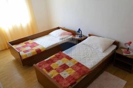 Pag - kuća s dva apartmana blizu mora, Pag, Maison