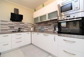 RIJEKA, BELVEDER- kompletno adaptirana kuća prizemnica 90 m2 sa vrtom, parkingom, pogledom na more, Rijeka, House