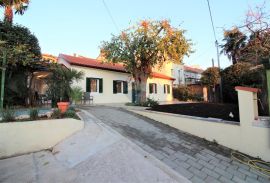 RIJEKA, BELVEDER- kompletno adaptirana kuća prizemnica 90 m2 sa vrtom, parkingom, pogledom na more, Rijeka, House