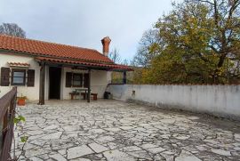 BUZET, OKOLICA ROČA, KUĆA 178M2+APARTMAN 42M2+OKUĆNICA 220M2, Buzet, Casa