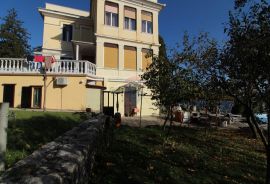 Opatija,Volosko,trosoban stan u austrugarskoj vili s pogledom na more, Opatija, Wohnung