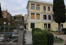 Opatija,Volosko,trosoban stan u austrugarskoj vili s pogledom na more, Opatija, Wohnung