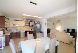 Rovinj, dvojna kuća 2,5k m od centra-185 m2, Rovinj, House