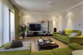 PULA, STAN 190 m2 + apartman 60m2, Pula, شقة