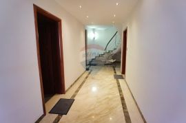 PULA, STAN 190 m2 + apartman 60m2, Pula, Flat