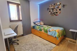 PULA, STAN 190 m2 + apartman 60m2, Pula, Wohnung