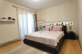 PULA, STAN 190 m2 + apartman 60m2, Pula, شقة