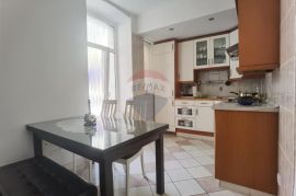 ČETVEROSOBAN STAN U CENTRU PULE, Pula, Appartement