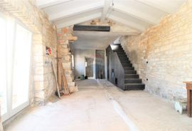 ROVINJ OKOLICA, autohtona kamena kuća s bazenom, Kanfanar, House