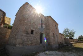 ROVINJ OKOLICA, autohtona kamena kuća s bazenom, Kanfanar, Casa